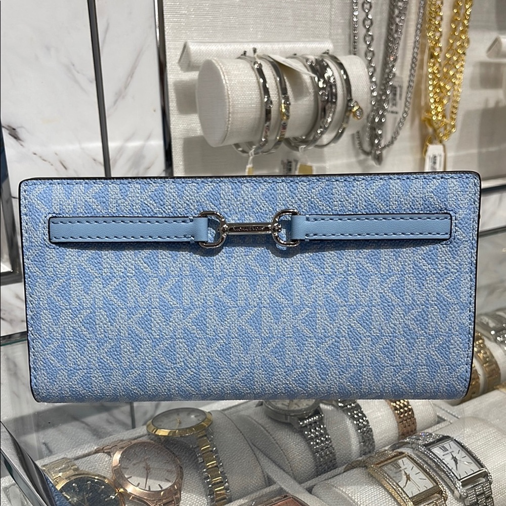 MICHAEL KORS Carson Large Signature Logo Bifold Wallet
Light Sky
NWT